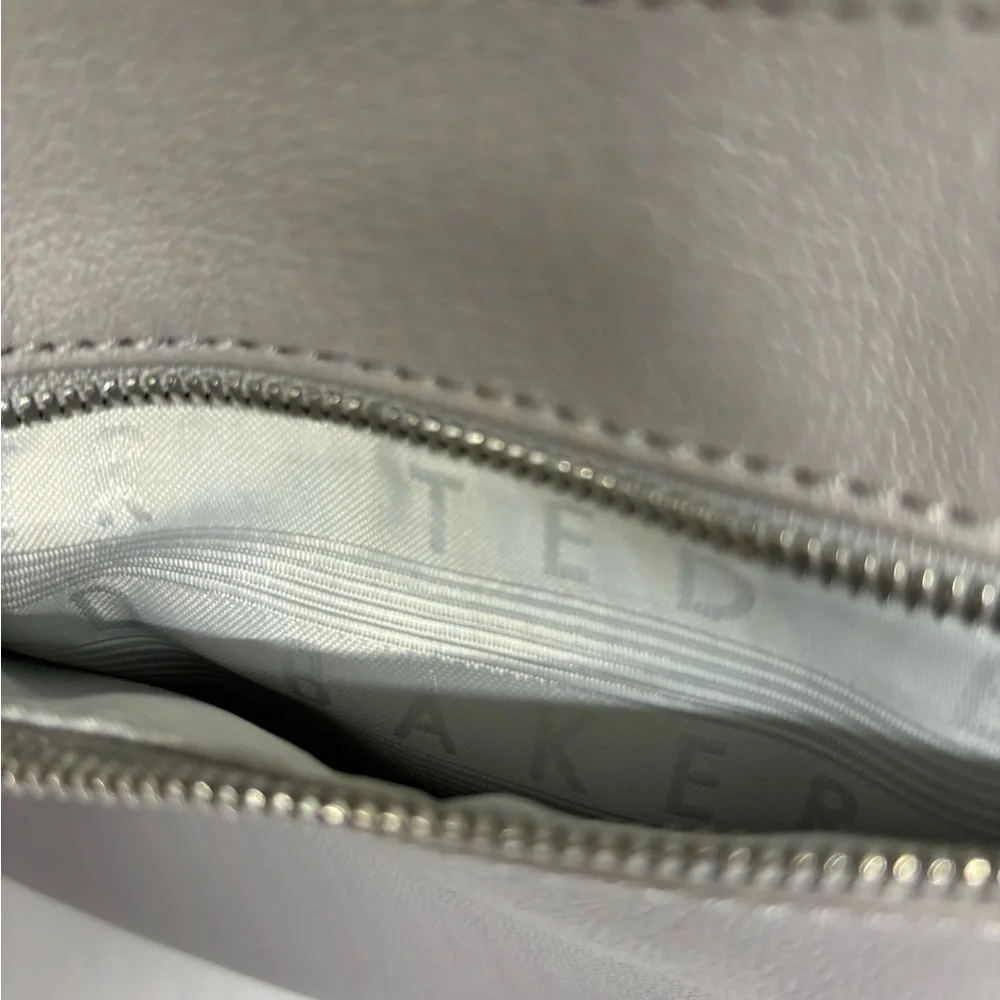 HEATHERR CURVED LEATHER CROSSBODY BAG❗️- SOLD TO WANDAHUGGINS66 - Picture 8 of 16